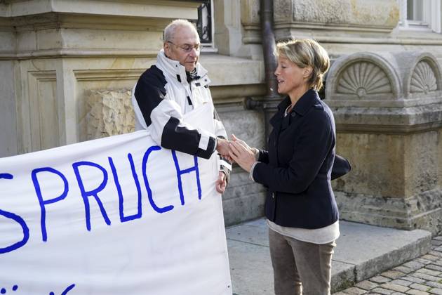 CNTV BLOCK- Gerhard Delling TV Moderator Christina Block Unternehmerin Kommen wie immer zu Fuss zum Gericht , wie immer vor Ort die Unterstuetzer von Frau Block mit dem Transparent Aufschrift Freispruch fuer Christina Block stehen vorm Gericht am 82 Prozess Tag 13.10.2026 beim Prozess wegen mutmasslicher Kindesentfuehrung im Landgericht Hamburg Strafjustizgebaeude Entfuehrungsfall der Block Kinder Hamburg Deutschland