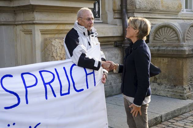 CNTV BLOCK- Gerhard Delling TV Moderator Christina Block Unternehmerin Kommen wie immer zu Fuss zum Gericht , wie immer vor Ort die Unterstuetzer von Frau Block mit dem Transparent Aufschrift Freispruch fuer Christina Block stehen vorm Gericht am 82 Prozess Tag 13.10.2026 beim Prozess wegen mutmasslicher Kindesentfuehrung im Landgericht Hamburg Strafjustizgebaeude Entfuehrungsfall der Block Kinder Hamburg Deutschland