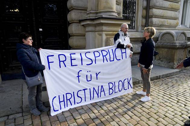 CNTV BLOCK- Gerhard Delling TV Moderator Christina Block Unternehmerin Kommen wie immer zu Fuss zum Gericht , wie immer vor Ort die Unterstuetzer von Frau Block mit dem Transparent Aufschrift Freispruch fuer Christina Block stehen vorm Gericht am 82 Prozess Tag 13.10.2026 beim Prozess wegen mutmasslicher Kindesentfuehrung im Landgericht Hamburg Strafjustizgebaeude Entfuehrungsfall der Block Kinder Hamburg Deutschland