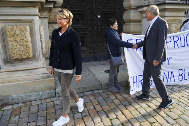 CNTV BLOCK- Gerhard Delling TV Moderator Christina Block Unternehmerin Kommen wie immer zu Fuss zum Gericht , wie immer vor Ort die Unterstuetzer von Frau Block mit dem Transparent Aufschrift Freispruch fuer Christina Block stehen vorm Gericht am 82 Prozess Tag 13.10.2026 beim Prozess wegen mutmasslicher Kindesentfuehrung im Landgericht Hamburg Strafjustizgebaeude Entfuehrungsfall der Block Kinder Hamburg Deutschland