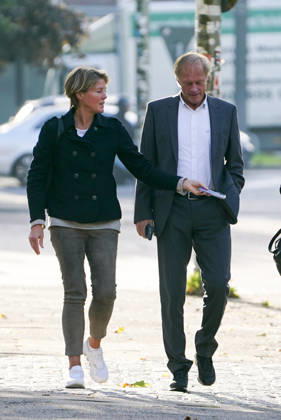 CNTV BLOCK- Gerhard Delling TV Moderator Christina Block Unternehmerin mit ihren kommen wie immer zu Fuss zum Gericht am 82 Prozess Tag13.10.2026 in beim Prozess wegen mutmasslicher Kindesentfuehrung im Landgericht Hamburg Strafjustizgebaeude Entfuehrungsfall der Block Kinder Hamburg Deutschland