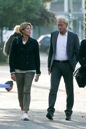 CNTV BLOCK- Gerhard Delling TV Moderator Christina Block Unternehmerin mit ihren kommen wie immer zu Fuss zum Gericht am 82 Prozess Tag13.10.2026 in beim Prozess wegen mutmasslicher Kindesentfuehrung im Landgericht Hamburg Strafjustizgebaeude Entfuehrungsfall der Block Kinder Hamburg Deutschland