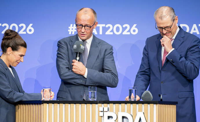 Friedrich Merz besucht Arbeitgebertag 2026 EUR, Deutschland, Berlin, 13.10.2026: Bundeskanzler Friedrich Merz (CDU) im Gespräch mit Rainer Dulger, Arbeitgeberpräsident auf dem Arbeitgebertag 2026 der Bundesvereinigung der Deutschen Arbeitgeberverbände.