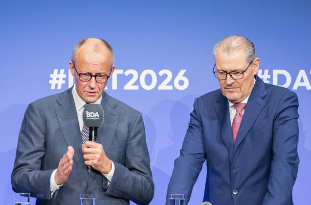 Friedrich Merz besucht Arbeitgebertag 2026 EUR, Deutschland, Berlin, 13.10.2026: Bundeskanzler Friedrich Merz (CDU) im Gespräch mit Rainer Dulger, Arbeitgeberpräsident auf dem Arbeitgebertag 2026 der Bundesvereinigung der Deutschen Arbeitgeberverbände.