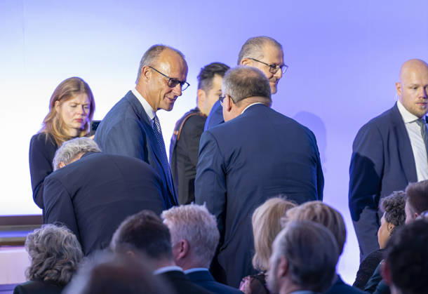 Friedrich Merz besucht Arbeitgebertag 2026 EUR, Deutschland, Berlin, 13.10.2026: Bundeskanzler Friedrich Merz (CDU) im Gespräch mit Rainer Dulger, Arbeitgeberpräsident auf dem Arbeitgebertag 2026 der Bundesvereinigung der Deutschen Arbeitgeberverbände.