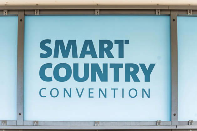 Berlin, 13.10.2026: Der Schriftzug Smart Country Convention prangt am Eingang der Messehalle hub27 der Messe Berlin. Die Smart Country Convention (SCCON) ist die Kongressmesse für die Digitalisierung des öffentlichen Sektors und wird vom Digitalverband Bitkom gemeinsam mit der Messe Berlin veranstaltet. Vom 13. bis 15. Oktober 2026 treffen sich in der Halle hub27 Vertreter aus Bund, Ländern und Kommunen mit Unternehmen der Digitalwirtschaft, um über digitale Verwaltung, Smart City und digitale Souveränität zu diskutieren. Smart Country Convention 2026 in Berlin