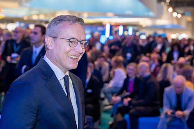 Berlin, 13.10.2026: Bundesdigitalminister Karsten Wildberger lächelt vor voll besetzten Zuschauerreihen im Kongressbereich der Smart Country Convention in der Halle hub27. Karsten Wildberger ist seit Mai 2025 Bundesminister für Digitales und Staatsmodernisierung und leitet das damals neu geschaffene Ministerium, das die Digitalisierung von Staat und Verwaltung bündeln soll; zuvor war der Manager Vorstandschef des Elektronikhändlers Ceconomy (MediaMarkt und Saturn). Die Smart Country Convention (SCCON) ist die Kongressmesse für die Digitalisierung des öffentlichen Sektors und wird vom Digitalverband Bitkom gemeinsam mit der Messe Berlin veranstaltet. Vom 13. bis 15. Oktober 2026 treffen sich in der Halle hub27 Vertreter aus Bund, Länd