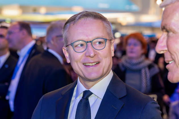 Berlin, 13.10.2026: Bundesdigitalminister Karsten Wildberger lächelt im Gespräch mit Gästen auf der Smart Country Convention in der Halle hub27. Karsten Wildberger ist seit Mai 2025 Bundesminister für Digitales und Staatsmodernisierung und leitet das damals neu geschaffene Ministerium, das die Digitalisierung von Staat und Verwaltung bündeln soll; zuvor war der Manager Vorstandschef des Elektronikhändlers Ceconomy (MediaMarkt und Saturn). Die Smart Country Convention (SCCON) ist die Kongressmesse für die Digitalisierung des öffentlichen Sektors und wird vom Digitalverband Bitkom gemeinsam mit der Messe Berlin veranstaltet. Vom 13. bis 15. Oktober 2026 treffen sich in der Halle hub27 Vertreter aus Bund, Ländern und Kommunen mit Unte