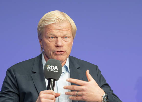 Oliver Kahn besucht Arbeitgebertag 2026 EUR, Deutschland, Berlin, 13.10.2026: Oliver Kahn, Welttorhüter, Unternehmer, Investor, Gründer der Oliver Kahn-Stiftungim Interview auf dem Arbeitgebertag 2026 der Bundesvereinigung der Deutschen Arbeitgeberverbände.
