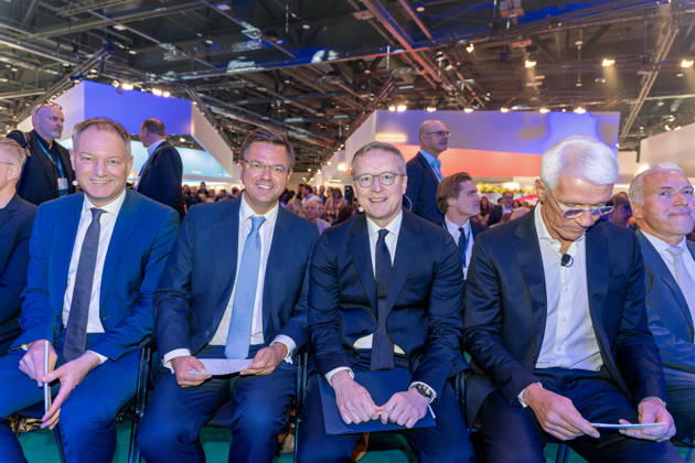 Berlin, 13.10.2026: Messe-Berlin-Chef Dr. Mario Tobias, der portugiesische Minister Goncalo Saraiva Matias, Bundesdigitalminister Karsten Wildberger und Bitkom-Präsident Ralf Wintergerst (von links) sitzen gut gelaunt in der ersten Reihe der Smart Country Convention in der Halle hub27. Portugal ist Partnerland der Smart Country Convention 2026 und präsentiert dort seine Erfahrungen mit der Digitalisierung der öffentlichen Verwaltung. Ralf Wintergerst ist seit 2023 Präsident des Digitalverbands Bitkom. Dr. Mario Tobias ist Vorsitzender der Geschäftsführung der Messe Berlin. Karsten Wildberger ist seit Mai 2025 Bundesminister für Digitales und Staatsmodernisierung und leitet das damals neu geschaffene Ministerium, das die Digitalisier