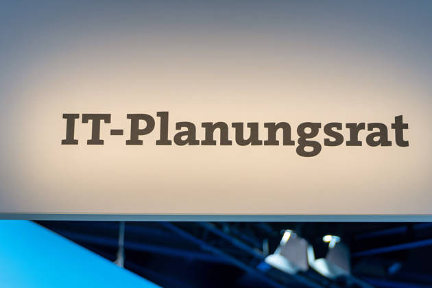 Berlin, 13.10.2026: Der beleuchtete Schriftzug IT-Planungsrat an einem Deckenaufbau über dem Messestand des Gremiums auf der Smart Country Convention. Der IT-Planungsrat ist das zentrale politische Gremium von Bund und Ländern für die Zusammenarbeit in der Informationstechnik. Die Smart Country Convention (SCCON) ist die Kongressmesse für die Digitalisierung des öffentlichen Sektors und wird vom Digitalverband Bitkom gemeinsam mit der Messe Berlin veranstaltet. Vom 13. bis 15. Oktober 2026 treffen sich auf dem Berliner Messegelände Vertreter aus Bund, Ländern und Kommunen mit Unternehmen der Digitalwirtschaft, um über digitale Verwaltung, Smart City und digitale Souveränität zu diskutieren. Schriftzug IT-Planungsrat auf der