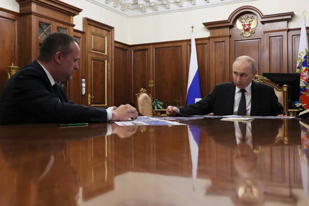 RUSSIA, MOSCOW - OCTOBER 13, 2026: Russian President Vladimir Putin (R) and Russian Transport Minister Andrei Nikitin talk during a meeting. Mikhail Metzel Russian Presidential Press and Information Office TASS 99231617