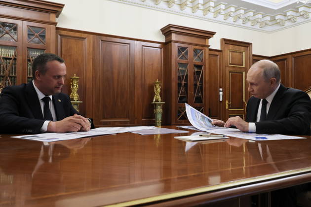RUSSIA, MOSCOW - OCTOBER 13, 2026: Russian President Vladimir Putin (R) and Russian Transport Minister Andrei Nikitin talk during a meeting Moscow Russia - ZUMAt113 20261013_zaa_t113_180 Copyright: xMikhailxMetzelx