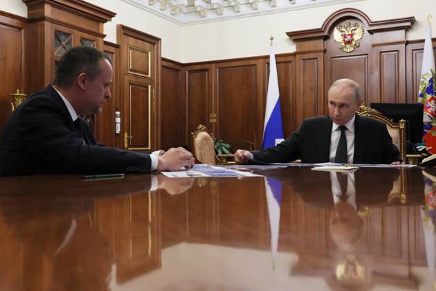 RUSSIA, MOSCOW - OCTOBER 13, 2026: Russian President Vladimir Putin (R) and Russian Transport Minister Andrei Nikitin talk during a meeting Moscow Russia - ZUMAt113 20261013_zaa_t113_181 Copyright: xMikhailxMetzelx