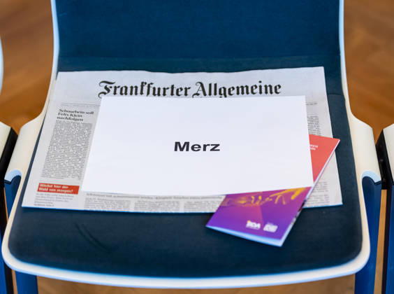 Warten auf Friedrich Merz Arbeitgebertag 2026 EUR, Deutschland, Berlin, 13.10.2026: FAZ auf dem Besucherstuhl . Warten auf den Bundeskanzler Friedrich Merz (CDU) auf dem Arbeitgebertag 2026 der Bundesvereinigung der Deutschen Arbeitgeberverbände.