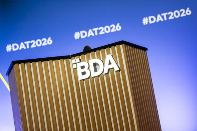 Friedrich Merz besucht Arbeitgebertag 2026 EUR, Deutschland, Berlin, 13.10.2026: Warten auf den Bundeskanzler Friedrich Merz (CDU). Arbeitgebertag 2026 der Bundesvereinigung der Deutschen Arbeitgeberverbände.