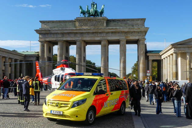 Rettungshubschrauber am Brandenburger Tor machen Druck auf die Notfallreform - Protest aus der Luft: Acht Rettungsorganisationen demonstrieren mit Hubschraubern und Rettungswagen am Brandenburger Tor für Korrekturen an der Notfallreform 7aIMG: 0576884 Rettungshubschrauber am Brandenburger Tor machen Druck auf die NotfallreformBerlin, Berlin, Deutschland