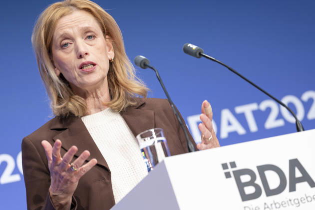 Karien Prien besucht Arbeitgebertag 2026 EUR, Deutschland, Berlin, 13.10.2026: Karin Prien (CDU), Bundesministerin für Bildung, Familie, Senioren, Frauen und Jugend auf dem Arbeitgebertag 2026 der Bundesvereinigung der Deutschen Arbeitgeberverbände.