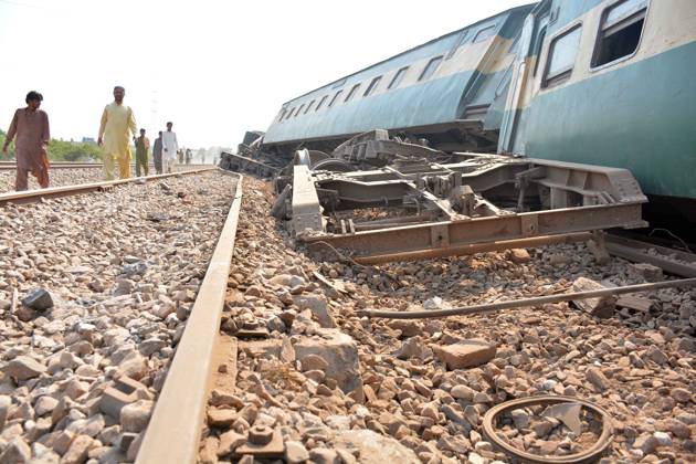 7 killed, 40 injured as passenger train derails in Pakistan MULTAN, PAKISTAN - OCTOBER 13: Rescue workers search for victims following the derailment of the Rehman Baba Express passenger train on the outskirts of Multan, Pakistan, on October 13, 2026. At least seven people were killed and 40 others injured when a passenger train derailed in Pakistan s eastern Punjab province early Tuesday, local media reported. Muhammad Reza Anadolu Multan Pakistan. Editorial use only. Please get in touch for any other usage.  Copyright: x2026xAnadoluxMuhammadxRezax
