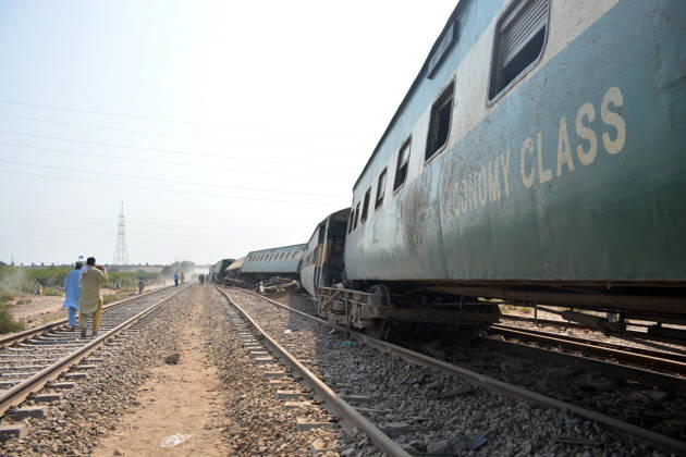 7 killed, 40 injured as passenger train derails in Pakistan MULTAN, PAKISTAN - OCTOBER 13: Rescue workers search for victims following the derailment of the Rehman Baba Express passenger train on the outskirts of Multan, Pakistan, on October 13, 2026. At least seven people were killed and 40 others injured when a passenger train derailed in Pakistan s eastern Punjab province early Tuesday, local media reported. Muhammad Reza Anadolu Multan Pakistan. Editorial use only. Please get in touch for any other usage.  Copyright: x2026xAnadoluxMuhammadxRezax