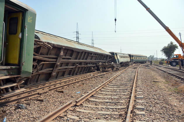 7 killed, 40 injured as passenger train derails in Pakistan MULTAN, PAKISTAN - OCTOBER 13: Rescue workers search for victims following the derailment of the Rehman Baba Express passenger train on the outskirts of Multan, Pakistan, on October 13, 2026. At least seven people were killed and 40 others injured when a passenger train derailed in Pakistan s eastern Punjab province early Tuesday, local media reported. Muhammad Reza Anadolu Multan Pakistan. Editorial use only. Please get in touch for any other usage.  Copyright: x2026xAnadoluxMuhammadxRezax