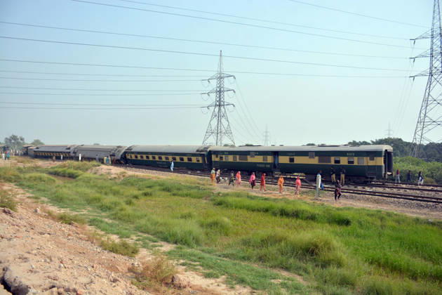 7 killed, 40 injured as passenger train derails in Pakistan MULTAN, PAKISTAN - OCTOBER 13: Rescue workers search for victims following the derailment of the Rehman Baba Express passenger train on the outskirts of Multan, Pakistan, on October 13, 2026. At least seven people were killed and 40 others injured when a passenger train derailed in Pakistan s eastern Punjab province early Tuesday, local media reported. Muhammad Reza Anadolu Multan Pakistan. Editorial use only. Please get in touch for any other usage.  Copyright: x2026xAnadoluxMuhammadxRezax