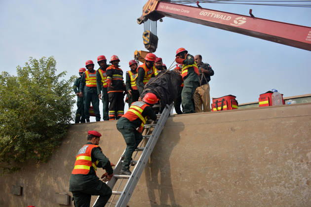 7 killed, 40 injured as passenger train derails in Pakistan MULTAN, PAKISTAN - OCTOBER 13: Rescue workers search for victims following the derailment of the Rehman Baba Express passenger train on the outskirts of Multan, Pakistan, on October 13, 2026. At least seven people were killed and 40 others injured when a passenger train derailed in Pakistan s eastern Punjab province early Tuesday, local media reported. Muhammad Reza Anadolu Multan Pakistan. Editorial use only. Please get in touch for any other usage.  Copyright: x2026xAnadoluxMuhammadxRezax