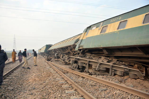 7 killed, 40 injured as passenger train derails in Pakistan MULTAN, PAKISTAN - OCTOBER 13: Rescue workers search for victims following the derailment of the Rehman Baba Express passenger train on the outskirts of Multan, Pakistan, on October 13, 2026. At least seven people were killed and 40 others injured when a passenger train derailed in Pakistan s eastern Punjab province early Tuesday, local media reported. Muhammad Reza Anadolu Multan Pakistan. Editorial use only. Please get in touch for any other usage.  Copyright: x2026xAnadoluxMuhammadxRezax