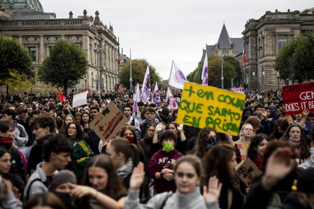 High school students blockade schools in Strasbourg over education policies STRASBOURG, FRANCE - OCTOBER 13: High school students stage blockades outside a school as part of protests over educational policies in Alsace region, in Strasbourg, France on October 13, 2026. Students organized blockades across several high schools in Alsace ahead of scheduled rallies in Strasbourg and Mulhouse, reflecting growing dissatisfaction among youth over education issues. Elyxandro Cegarra Anadolu Strasbourg France. Editorial use only. Please get in touch for any other usage.  Copyright: x2026xAnadoluxElyxandroxCegarrax