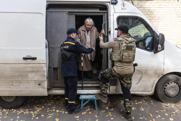 Police unit White Angels facilitates safe evacuation for family in war-torn Ukraine KRAMATORSK, UKRAINE - OCTOBER 13: A woman is evacuated by the ‘White Angels’ police unit in the city of Kramatorsk, Ukraine, on October 13, 2026. Diego Herrera Carcedo Anadolu Kramatorsk Ukraine. Editorial use only. Please get in touch for any other usage.  Copyright: x2026xAnadoluxDiegoxHerreraxCarcedox