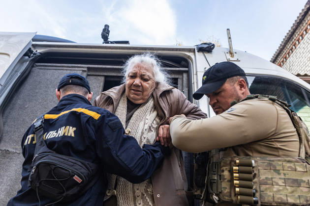 Police unit White Angels facilitates safe evacuation for family in war-torn Ukraine KRAMATORSK, UKRAINE - OCTOBER 13: A woman is evacuated by the ‘White Angels’ police unit in the city of Kramatorsk, Ukraine, on October 13, 2026. Diego Herrera Carcedo Anadolu Kramatorsk Ukraine. Editorial use only. Please get in touch for any other usage.  Copyright: x2026xAnadoluxDiegoxHerreraxCarcedox