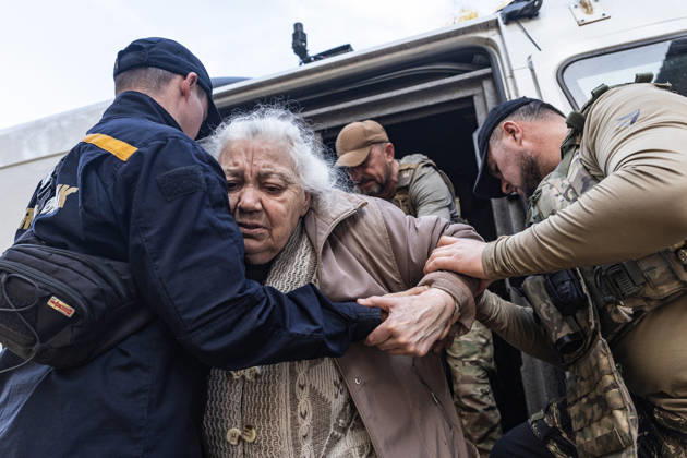 Police unit White Angels facilitates safe evacuation for family in war-torn Ukraine KRAMATORSK, UKRAINE - OCTOBER 13: A woman is evacuated by the ‘White Angels’ police unit in the city of Kramatorsk, Ukraine, on October 13, 2026. Diego Herrera Carcedo Anadolu Kramatorsk Ukraine. Editorial use only. Please get in touch for any other usage.  Copyright: x2026xAnadoluxDiegoxHerreraxCarcedox