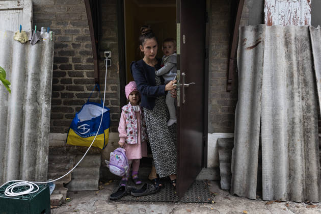 Police unit White Angels facilitates safe evacuation for family in war-torn Ukraine KRAMATORSK, UKRAINE - OCTOBER 13: The ‘White Angels’ police unit evacuates a family with children in the city of Kramatorsk, Ukraine, 13 October 2026 Diego Herrera Carcedo Anadolu Kramatorsk Ukraine. Editorial use only. Please get in touch for any other usage.  Copyright: x2026xAnadoluxDiegoxHerreraxCarcedox