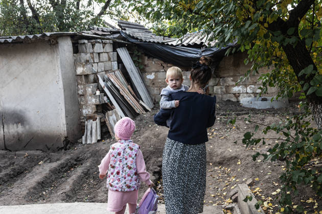 Police unit White Angels facilitates safe evacuation for family in war-torn Ukraine KRAMATORSK, UKRAINE - OCTOBER 13: The ‘White Angels’ police unit evacuates a family with children in the city of Kramatorsk, Ukraine, 13 October 2026 Diego Herrera Carcedo Anadolu Kramatorsk Ukraine. Editorial use only. Please get in touch for any other usage.  Copyright: x2026xAnadoluxDiegoxHerreraxCarcedox