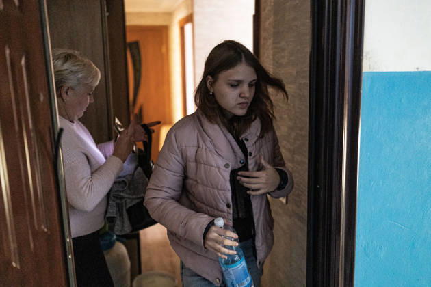 Police unit White Angels facilitates safe evacuation for family in war-torn Ukraine KRAMATORSK, UKRAINE - OCTOBER 13: The White Angels police unit evacuates a woman and her young daughter in the city of Kramatorsk, Ukraine, on October 13, 2026. Diego Herrera Carcedo Anadolu Kramatorsk Ukraine. Editorial use only. Please get in touch for any other usage.  Copyright: x2026xAnadoluxDiegoxHerreraxCarcedox