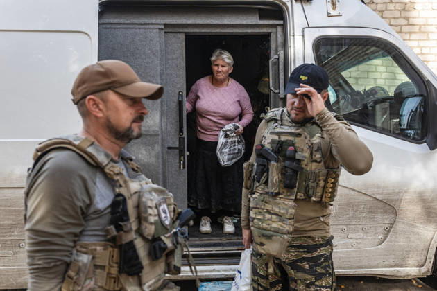 Police unit White Angels facilitates safe evacuation for family in war-torn Ukraine KRAMATORSK, UKRAINE - OCTOBER 13: A woman is evacuated by the ‘White Angels’ police unit in the city of Kramatorsk, Ukraine, on October 13, 2026. Diego Herrera Carcedo Anadolu Kramatorsk Ukraine. Editorial use only. Please get in touch for any other usage.  Copyright: x2026xAnadoluxDiegoxHerreraxCarcedox