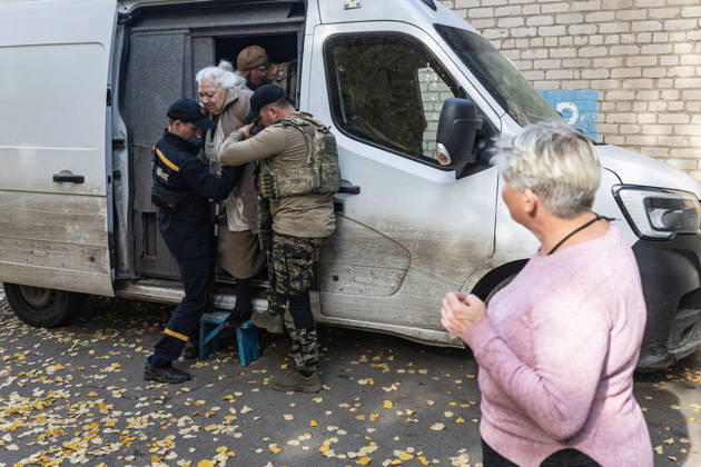 Police unit White Angels facilitates safe evacuation for family in war-torn Ukraine KRAMATORSK, UKRAINE - OCTOBER 13: A woman is evacuated by the ‘White Angels’ police unit in the city of Kramatorsk, Ukraine, on October 13, 2026. Diego Herrera Carcedo Anadolu Kramatorsk Ukraine. Editorial use only. Please get in touch for any other usage.  Copyright: x2026xAnadoluxDiegoxHerreraxCarcedox