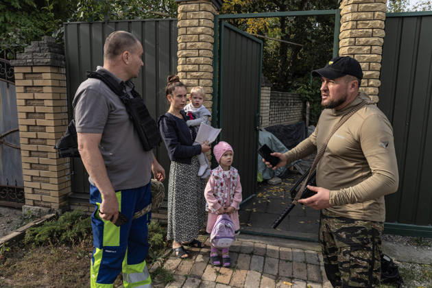 Police unit White Angels facilitates safe evacuation for family in war-torn Ukraine KRAMATORSK, UKRAINE - OCTOBER 13: The ‘White Angels’ police unit evacuates a family with children in the city of Kramatorsk, Ukraine, 13 October 2026 Diego Herrera Carcedo Anadolu Kramatorsk Ukraine. Editorial use only. Please get in touch for any other usage.  Copyright: x2026xAnadoluxDiegoxHerreraxCarcedox