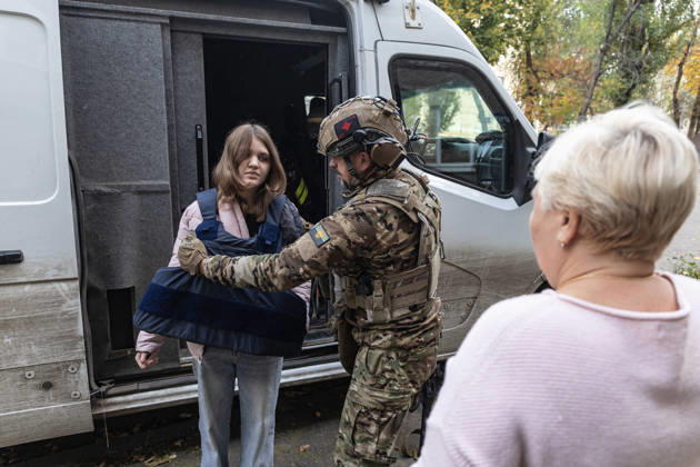 Police unit White Angels facilitates safe evacuation for family in war-torn Ukraine KRAMATORSK, UKRAINE - OCTOBER 13: The White Angels police unit evacuates a woman and her young daughter in the city of Kramatorsk, Ukraine, 13 October 2026 Diego Herrera Carcedo Anadolu Kramatorsk Ukraine. Editorial use only. Please get in touch for any other usage.  Copyright: x2026xAnadoluxDiegoxHerreraxCarcedox