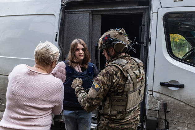 Police unit White Angels facilitates safe evacuation for family in war-torn Ukraine KRAMATORSK, UKRAINE - OCTOBER 13: The White Angels police unit evacuates a woman and her young daughter in the city of Kramatorsk, Ukraine, 13 October 2026 Diego Herrera Carcedo Anadolu Kramatorsk Ukraine. Editorial use only. Please get in touch for any other usage.  Copyright: x2026xAnadoluxDiegoxHerreraxCarcedox
