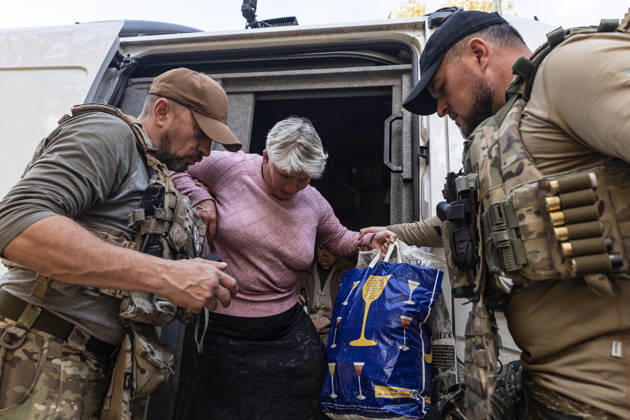 Police unit White Angels facilitates safe evacuation for family in war-torn Ukraine KRAMATORSK, UKRAINE - OCTOBER 13: A woman is evacuated by the ‘White Angels’ police unit in the city of Kramatorsk, Ukraine, 13 October 2026 Diego Herrera Carcedo Anadolu Kramatorsk Ukraine. Editorial use only. Please get in touch for any other usage.  Copyright: x2026xAnadoluxDiegoxHerreraxCarcedox