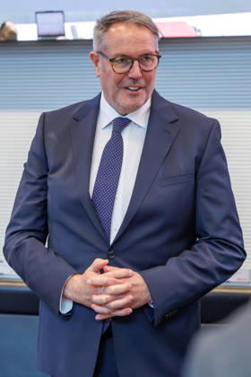 Alexander Schweitzer (SPD) bei der Fraktionssitzung Alexander Schweitzer (SPD), designierter Bundesministerin fuer Arbeit und Soziales vor der Fraktionssitzung am 13.10.26 in Berlin. Berlin Berlin Deutschland Reichstag