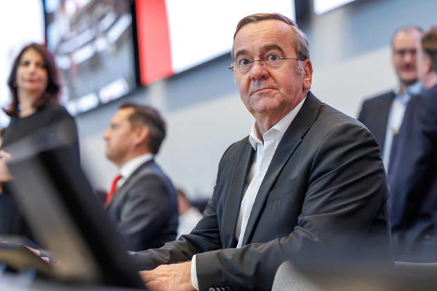 Alexander Schweitzer (SPD) bei der Fraktionssitzung Boris Pistorius (SPD), Bundesminister der Verteidigung, vor der Fraktionssitzung am 13.10.26 in Berlin. Berlin Berlin Deutschland Reichstag
