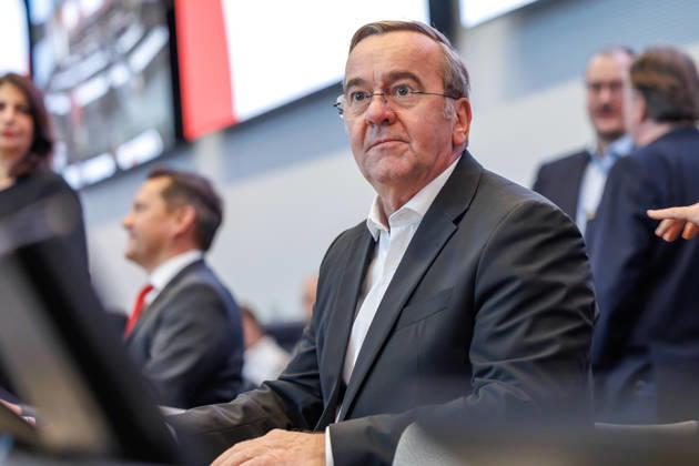 Alexander Schweitzer (SPD) bei der Fraktionssitzung Boris Pistorius (SPD), Bundesminister der Verteidigung, vor der Fraktionssitzung am 13.10.26 in Berlin. Berlin Berlin Deutschland Reichstag
