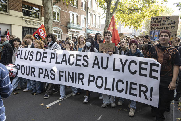 High School Students Protest Education Budget Cuts In Lille - France Protesters seen holding placards as they march through the streets during the demonstration. Thousands of high school students and protesters are marching through the streets to protest against budget cuts affecting high schools and the entire national education system in Lille on 13 October 2026. Photo by Sebastien Courdji ABACAPRESS Lille Hauts-de-France France  Copyright: xCourdjixSebastien ABACAx