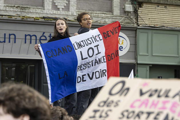 High School Students Protest Education Budget Cuts In Lille - France Protesters seen holding placards as they march through the streets during the demonstration. Thousands of high school students and protesters are marching through the streets to protest against budget cuts affecting high schools and the entire national education system in Lille on 13 October 2026. Photo by Sebastien Courdji ABACAPRESS Lille Hauts-de-France France  Copyright: xCourdjixSebastien ABACAx