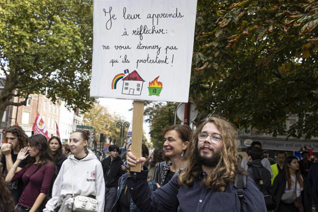 High School Students Protest Education Budget Cuts In Lille - France Protesters seen holding placards as they march through the streets during the demonstration. Thousands of high school students and protesters are marching through the streets to protest against budget cuts affecting high schools and the entire national education system in Lille on 13 October 2026. Photo by Sebastien Courdji ABACAPRESS Lille Hauts-de-France France  Copyright: xCourdjixSebastien ABACAx