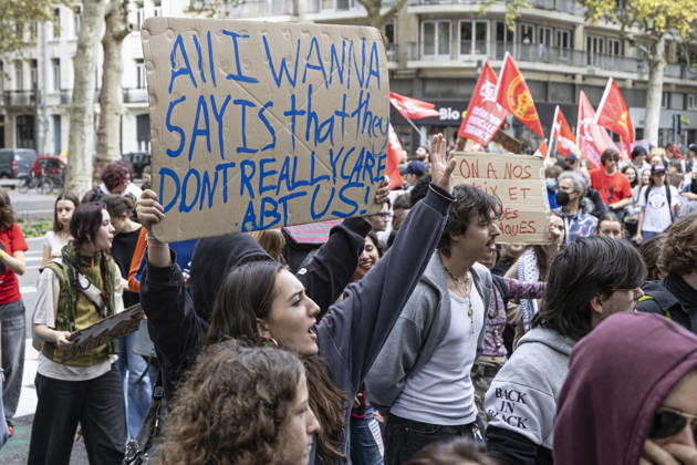 High School Students Protest Education Budget Cuts In Lille - France Protesters seen holding placards as they march through the streets during the demonstration. Thousands of high school students and protesters are marching through the streets to protest against budget cuts affecting high schools and the entire national education system in Lille on 13 October 2026. Photo by Sebastien Courdji ABACAPRESS Lille Hauts-de-France France  Copyright: xCourdjixSebastien ABACAx