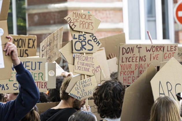 High School Students Protest Education Budget Cuts In Lille - France Protesters seen holding placards as they march through the streets during the demonstration. Thousands of high school students and protesters are marching through the streets to protest against budget cuts affecting high schools and the entire national education system in Lille on 13 October 2026. Photo by Sebastien Courdji ABACAPRESS Lille Hauts-de-France France  Copyright: xCourdjixSebastien ABACAx