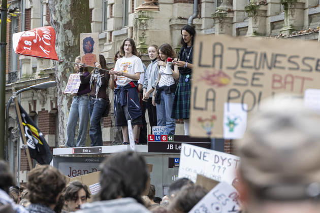 High School Students Protest Education Budget Cuts In Lille - France Protesters seen holding placards as they march through the streets during the demonstration. Thousands of high school students and protesters are marching through the streets to protest against budget cuts affecting high schools and the entire national education system in Lille on 13 October 2026. Photo by Sebastien Courdji ABACAPRESS Lille Hauts-de-France France  Copyright: xCourdjixSebastien ABACAx